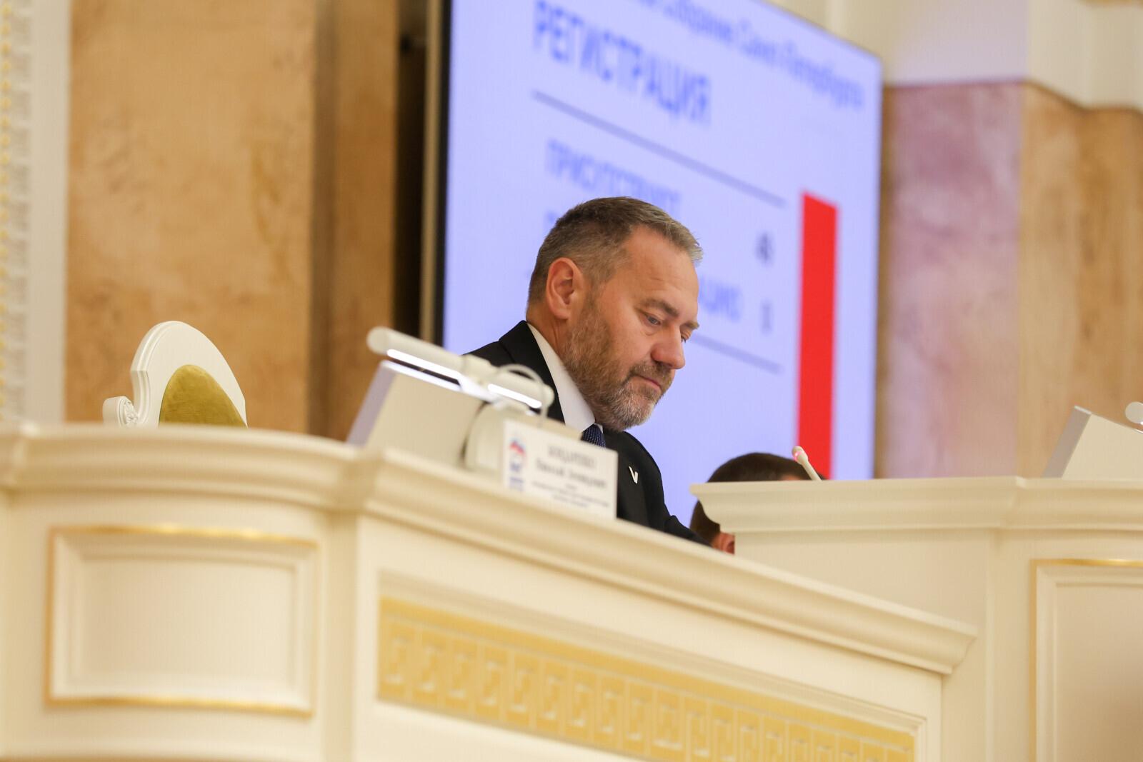 Александр Бельский выразил соболезнования родственникам погибших в результате крушения самолета в Орске