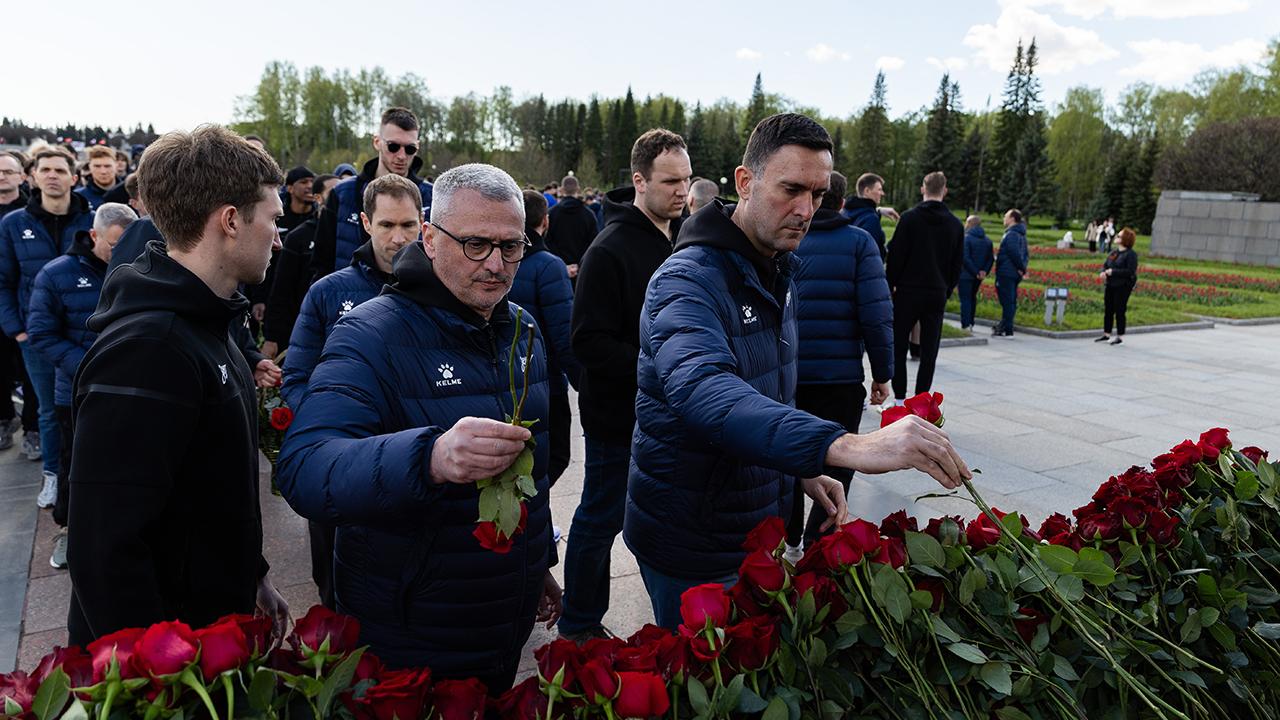 Баскетболисты «Зенита» почтили память героев на Пискаревском мемориальном кладбище