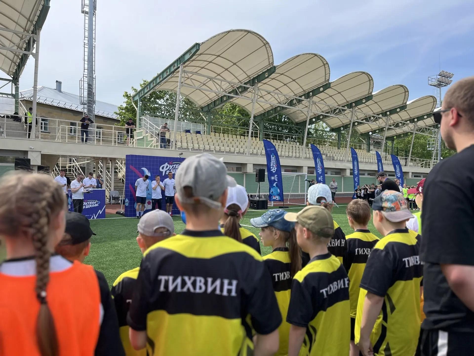 Более 300 школьников Ленобласти сыграли в «Урок футбола» на гатчинском стадионе