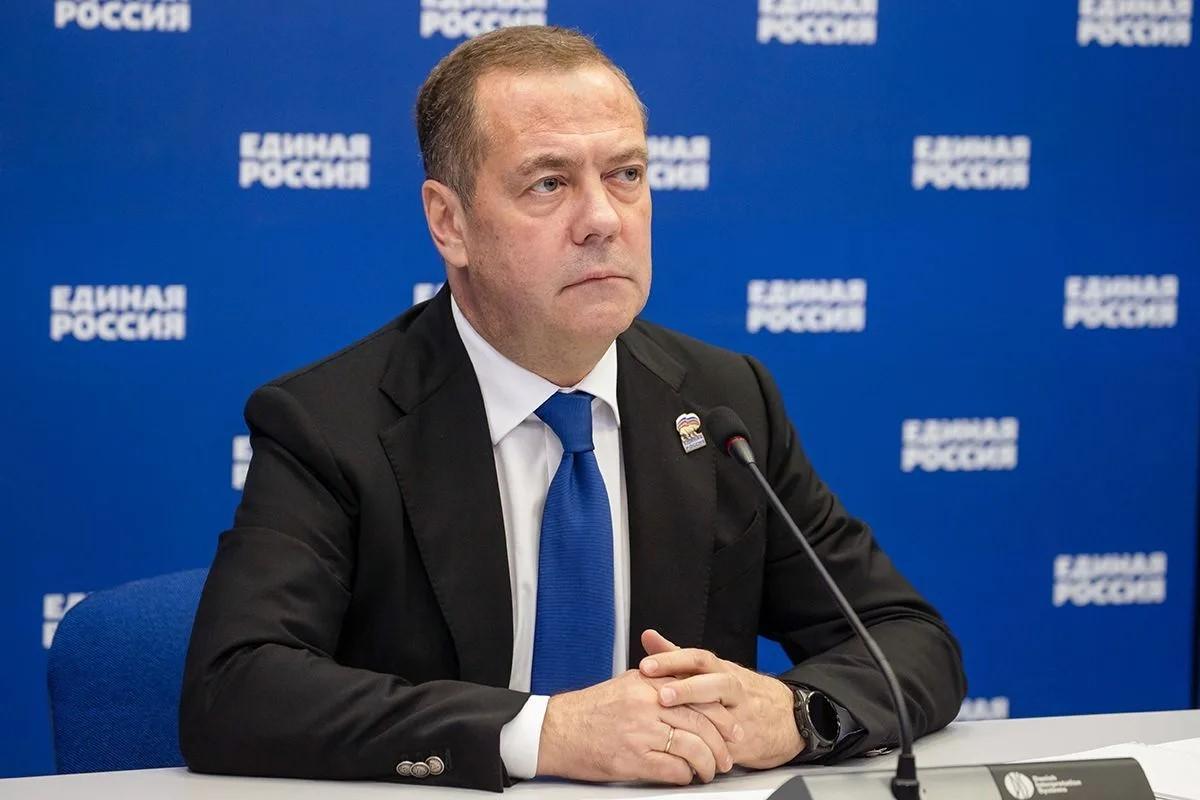 Медведев: попытки скрыть партийный статус будут жестко пресекаться