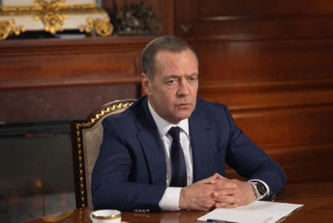 Медведев призвал бить по Киеву «гораздо сильнее» после удара по колледжу
