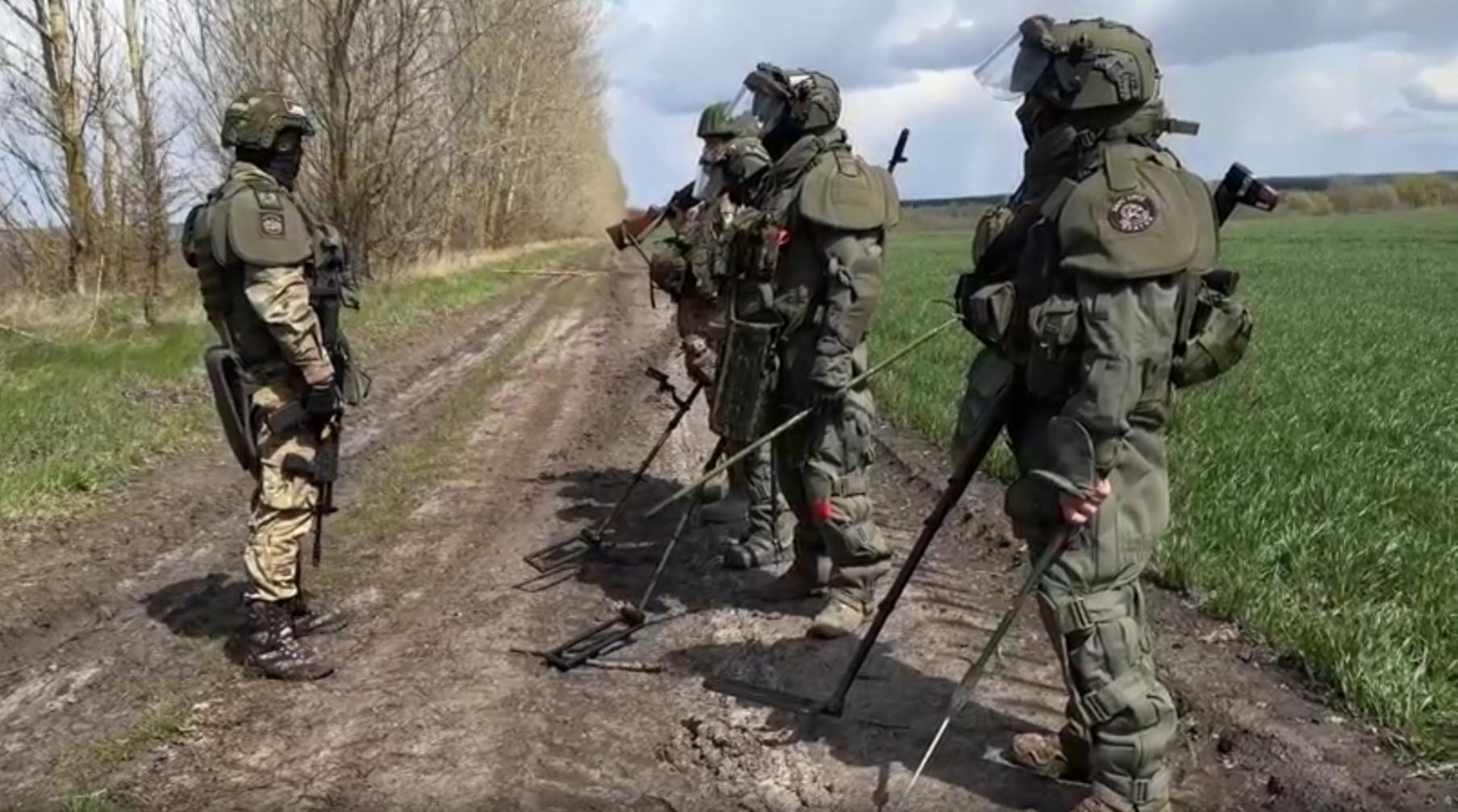 Между взрывами и тишиной: как саперы разминируют дороги в Курской области