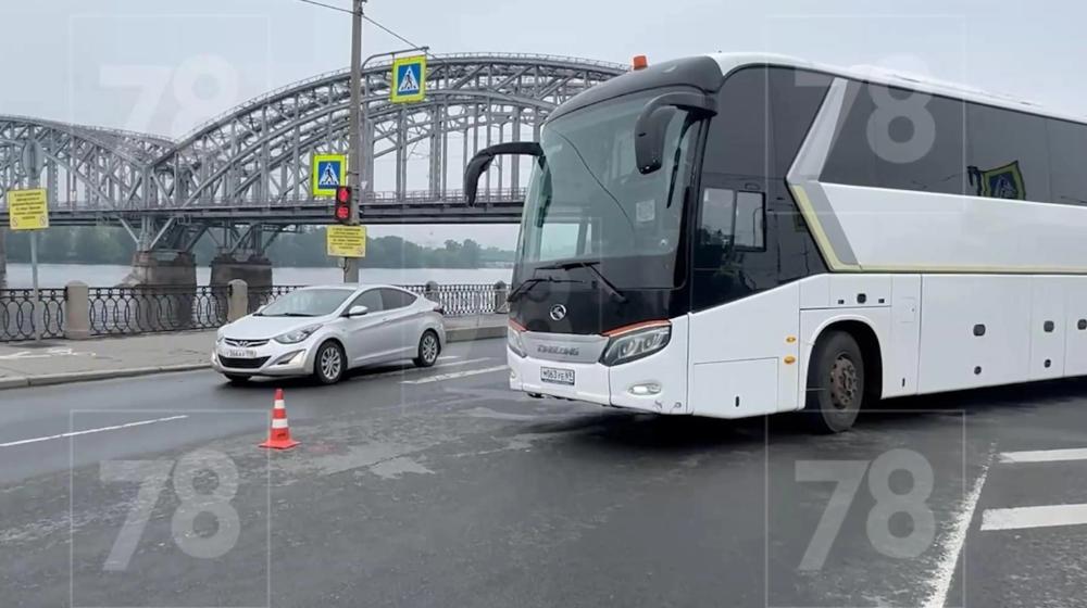 На Октябрьской набережной женщина попала под колеса туристического автобуса