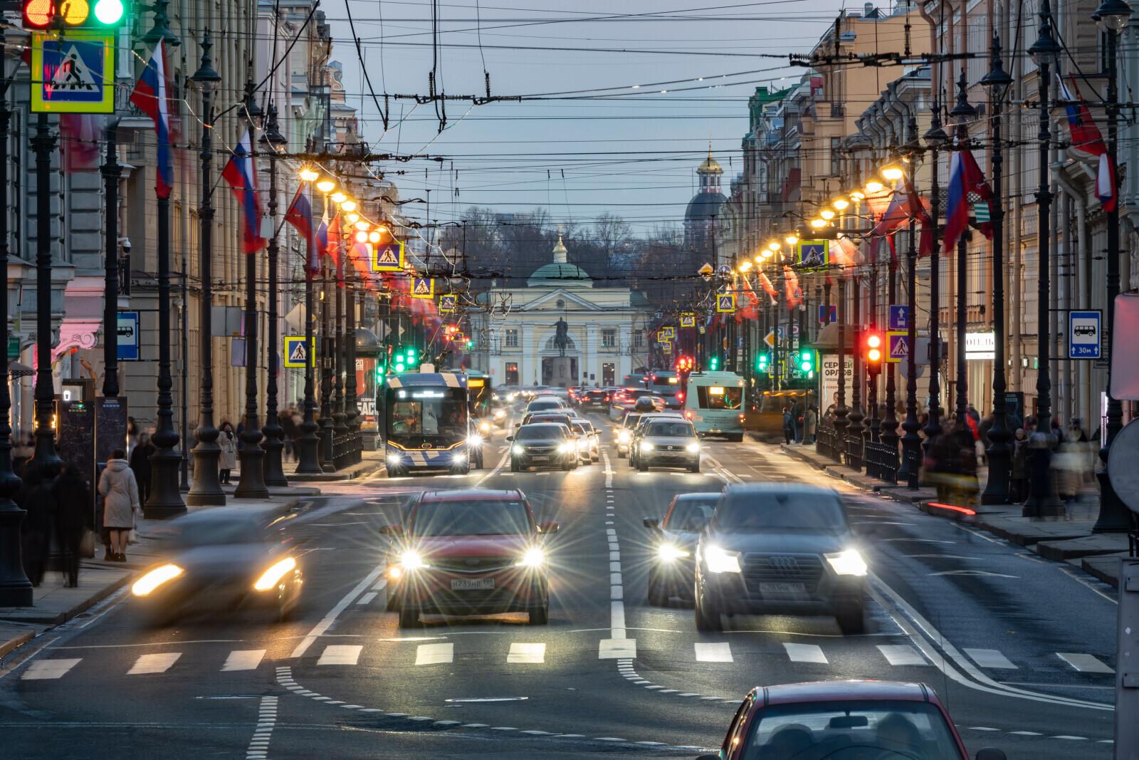 Ограничения движения стартуют в шести районах Петербурга