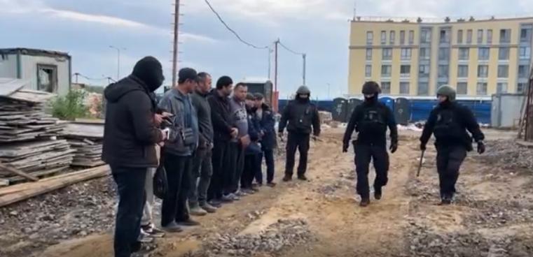 Полиция отправилась искать нелегалов на стройки в Пушкинском районе