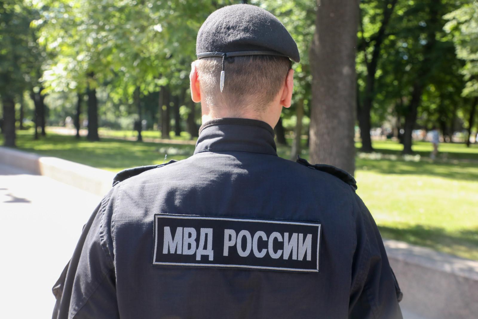 Полиция Петербурга провела рейд по поиску нелегалов в сети магазинов «Перекресток»