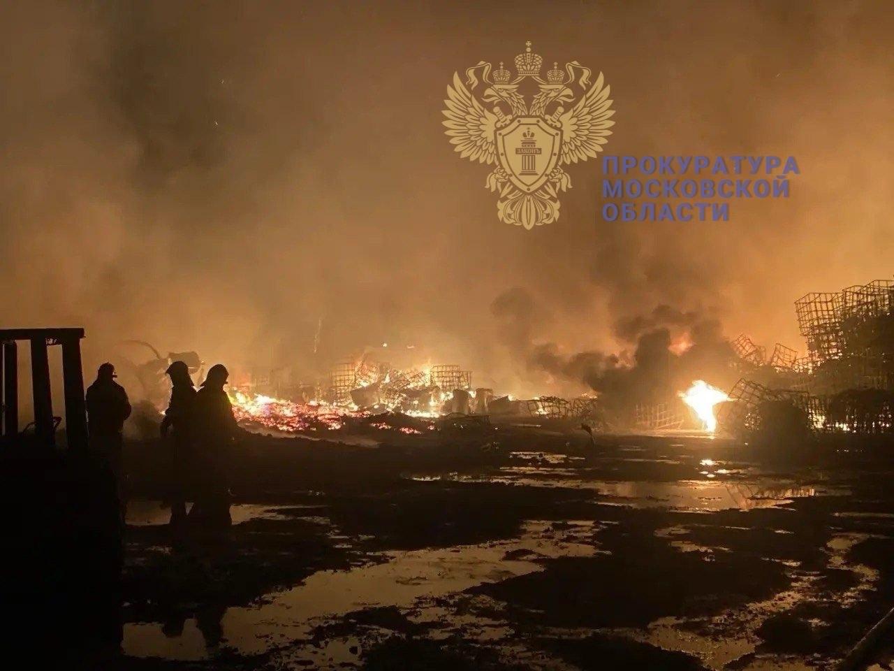 Появились снимки страшного пожара площадью 5000 «квадратов» в Подмосковье