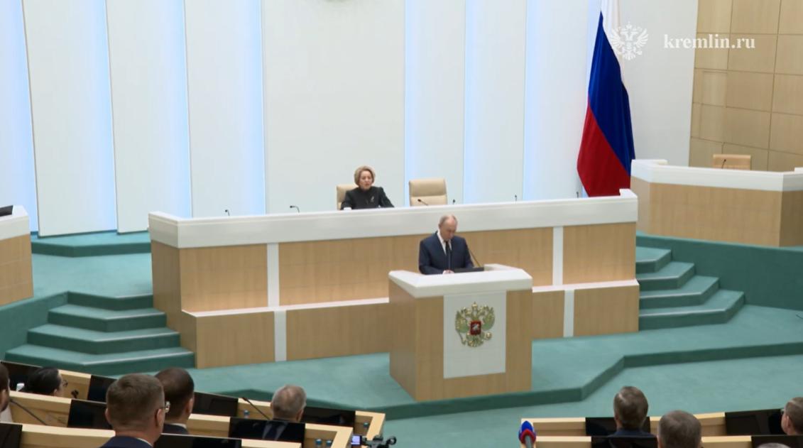 Президент России поручил сенаторам плотнее работать с регионами