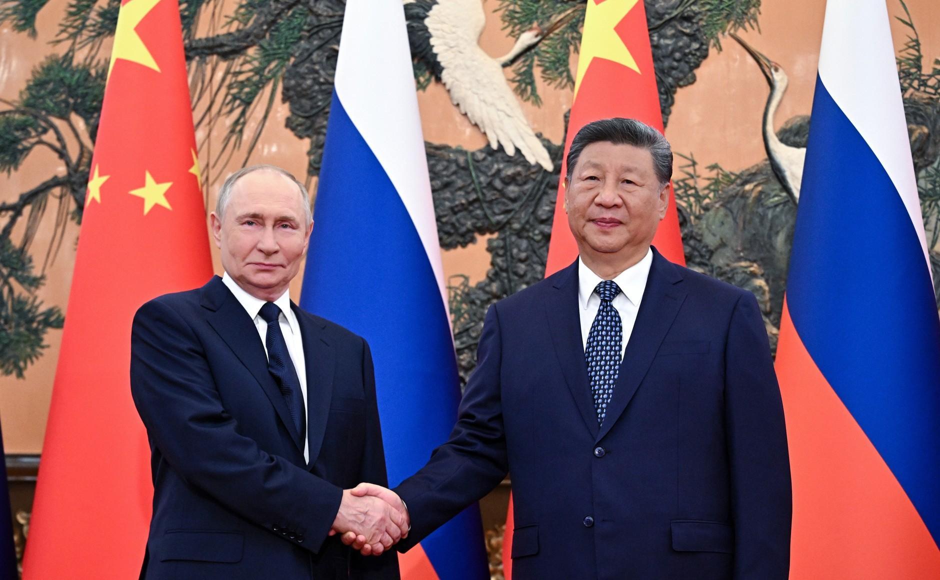 Путин и Си Цзиньпин встретились на центральной площади Пекина