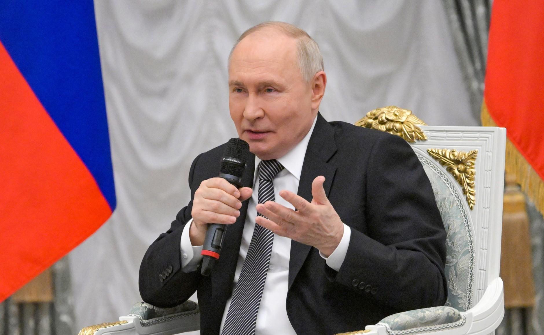 Путин пообещал выкроить время для осмотра модернизированного Ил-114-300