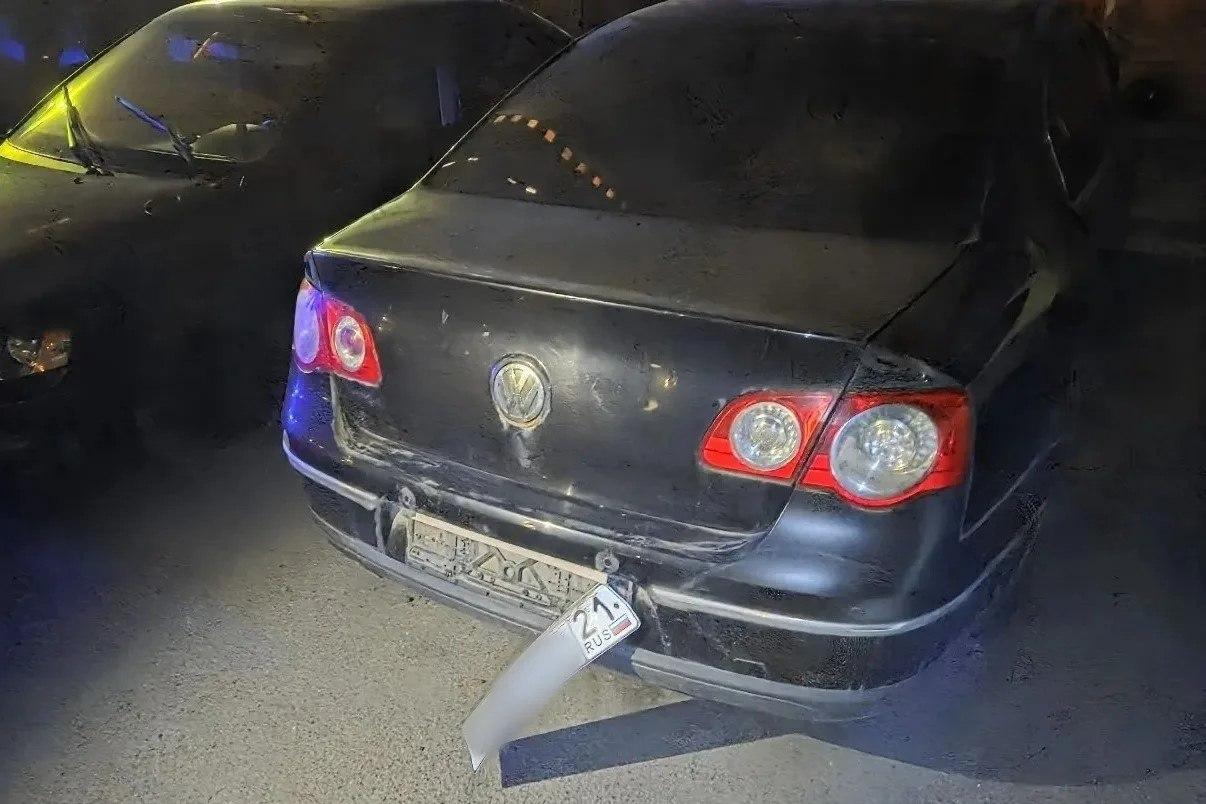 Пьяная женщина оторвала номера с иномарки в Калининском районе