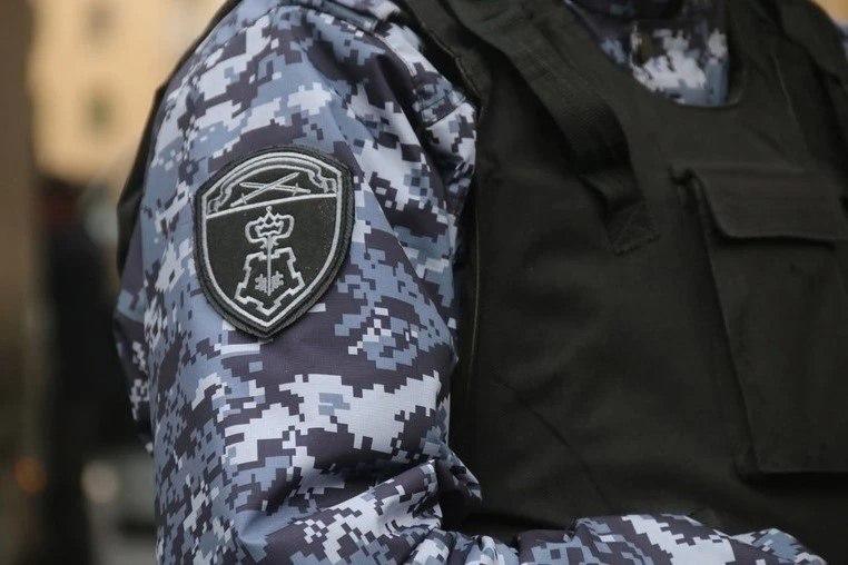Росгвардейцы Петербурга задержали дебошира, бросившего стул в телевизор в баре