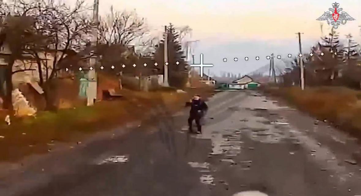 Российский дрон распознал мирного жителя и облетел его