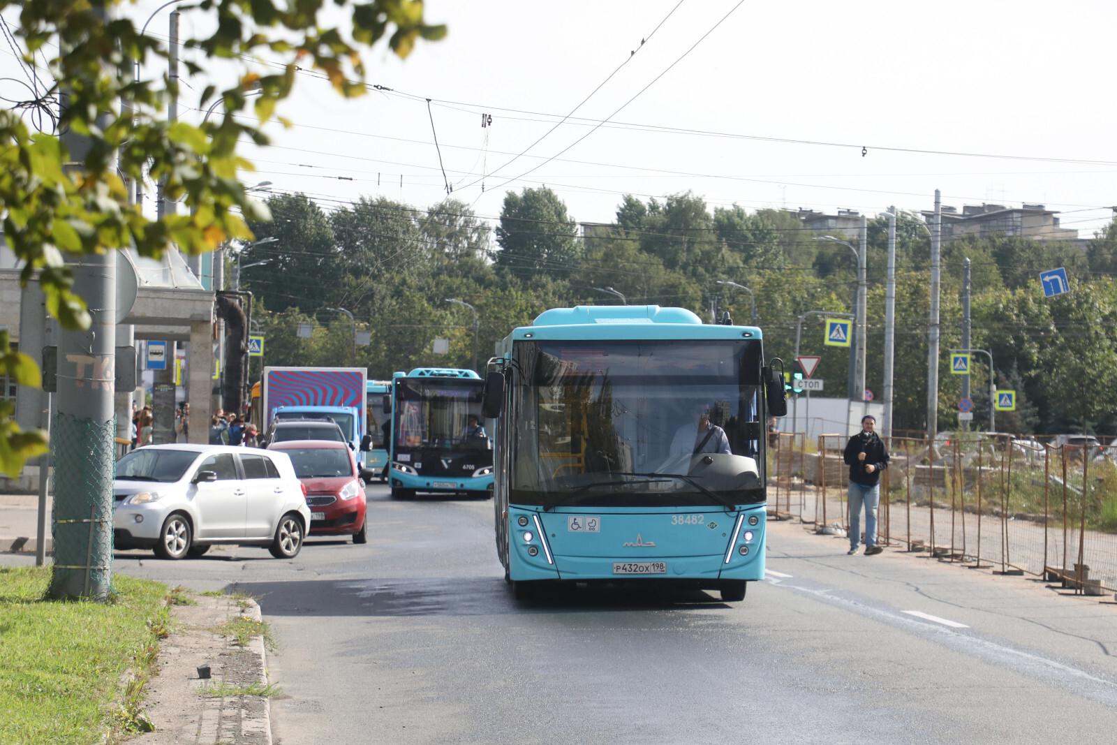 Шесть автобусов на Крестовском острове изменят маршруты с 11 мая