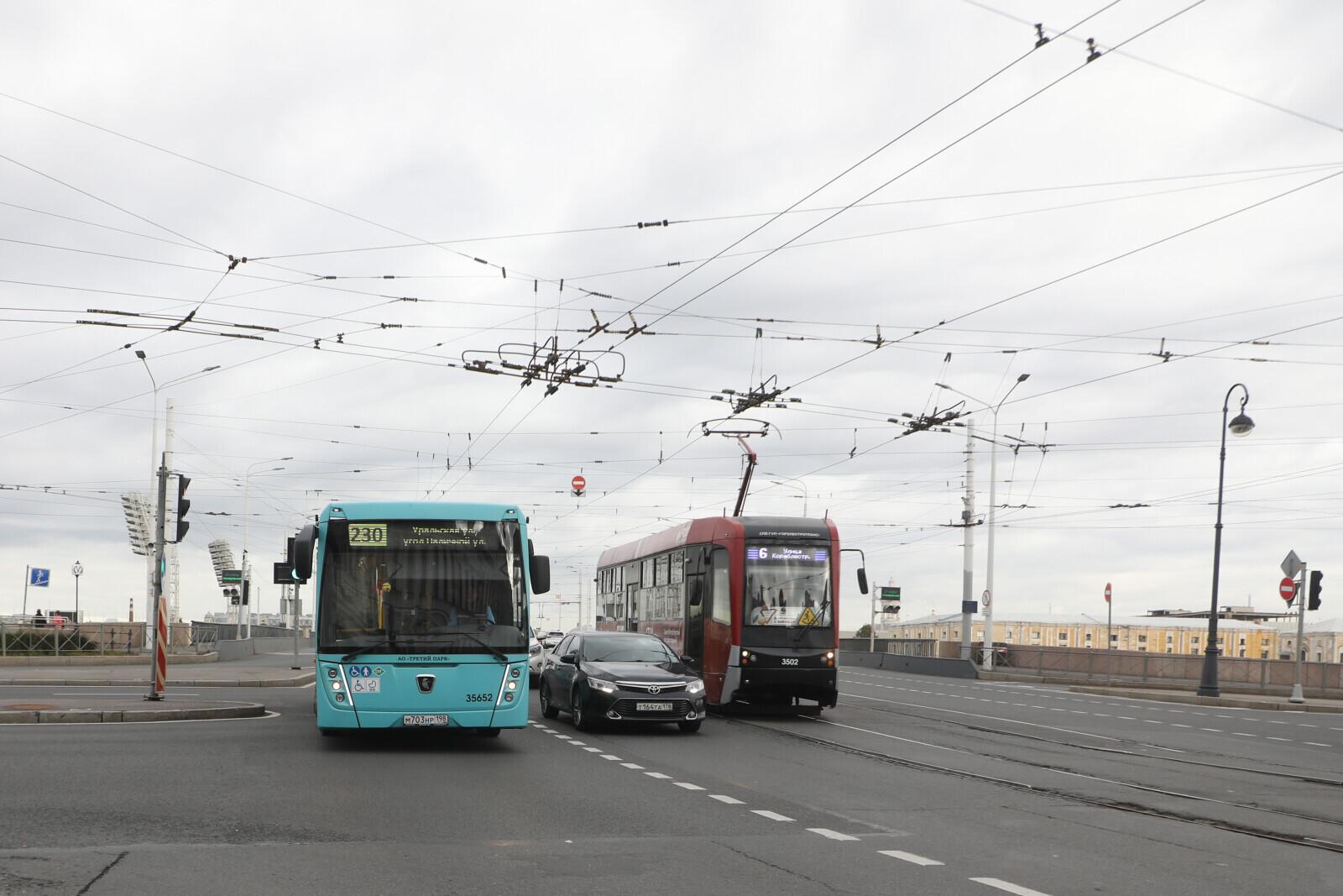 Сразу шесть автобусов опаздывают на полчаса