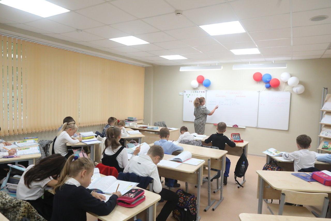 Стало известно, что следует дарить учителям на последний звонок