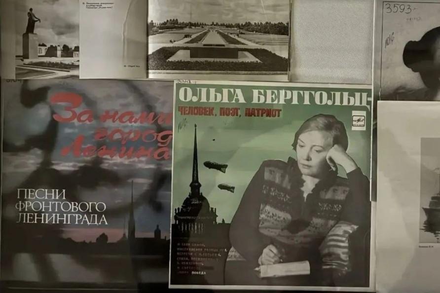 В Ленинградской областной библиотеке открылась выставка «Музыка Победы»
