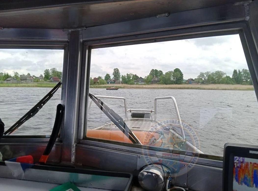 В Ленобласти на реке Волхов застряли мужчины на лодке