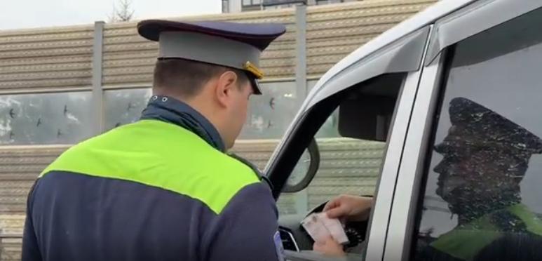 В Ломоносовском районе полиция проверила 426 автомобилей и задержала 9 человек