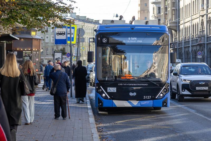В Петербурге 14 автобусов следуют с задержками от получаса