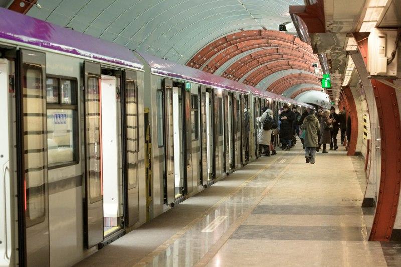 В Петербурге на фиолетовую линию метро вышел обновленный поезд «Балтиец»