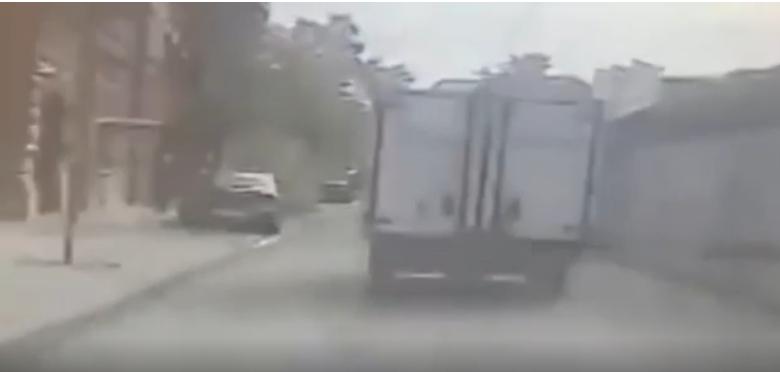 В Петербурге водитель фургона решил скрыться от полиции: видео