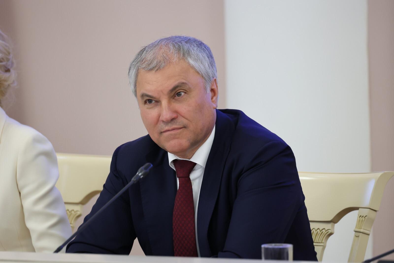 Володин анонсировал многократное повышение пошлин для мигрантов