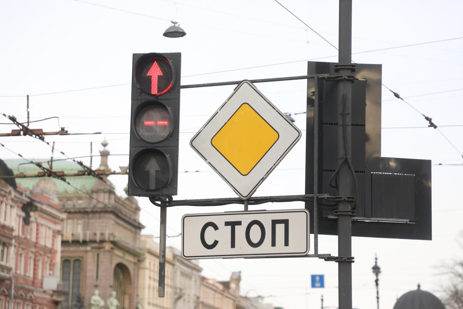 Вводятся ограничения движения на семи улицах Петербурга